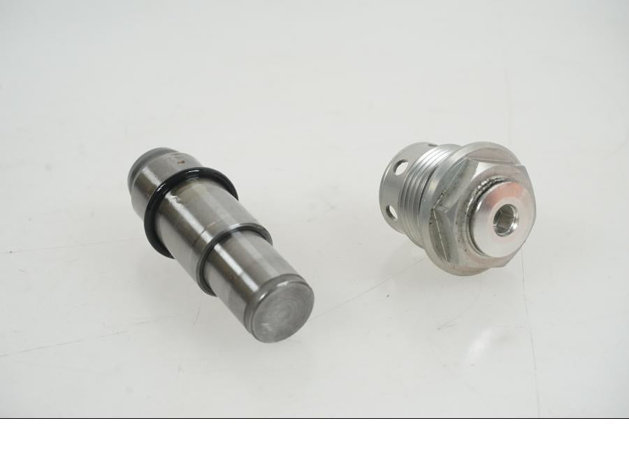 Framsidan på Kamkedjesträckare från en KTM 1290 Super Duke R -2021 motorcykel.