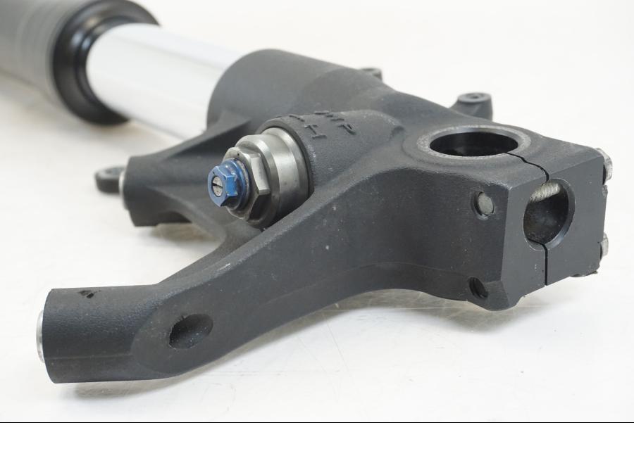 Höger sida på Gaffelben från en Suzuki GSX-R 750 -2008 motorcykel.