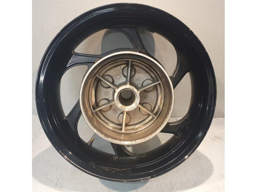 Framsidan på Fälg från en Suzuki VZ 800 -2010 motorcykel.