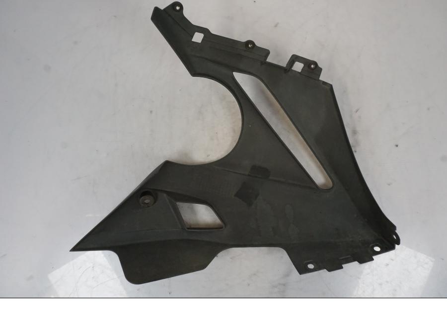 Snett uppifrån på Magkåpa från en Kawasaki ER-6F -2010 motorcykel.