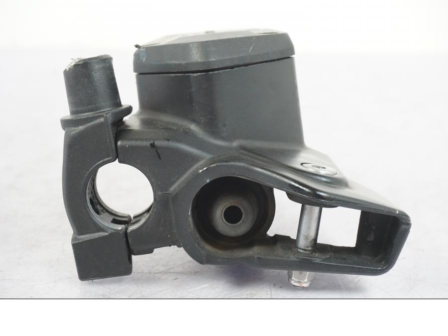 Snett nerifrån på Bromshuvudcylinder från en BMW R 1250 GS -2019 motorcykel.