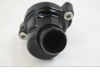 Snett uppifrån på Vattentermostathus från en Yamaha YZF 1000 R1 -2009 motorcykel.