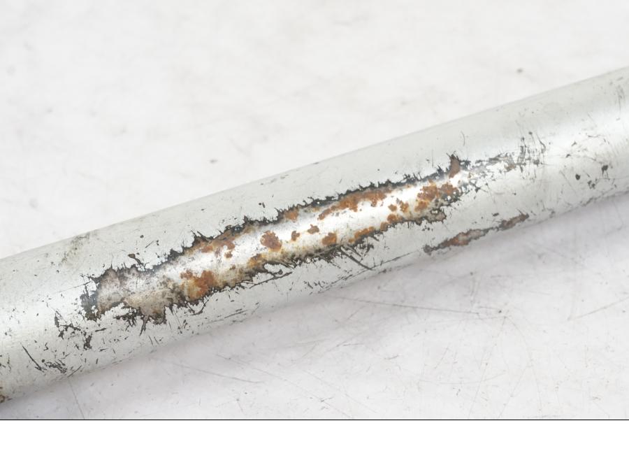 Baksidan på Sidostöd från en Kawasaki KL 650A -1987 motorcykel.