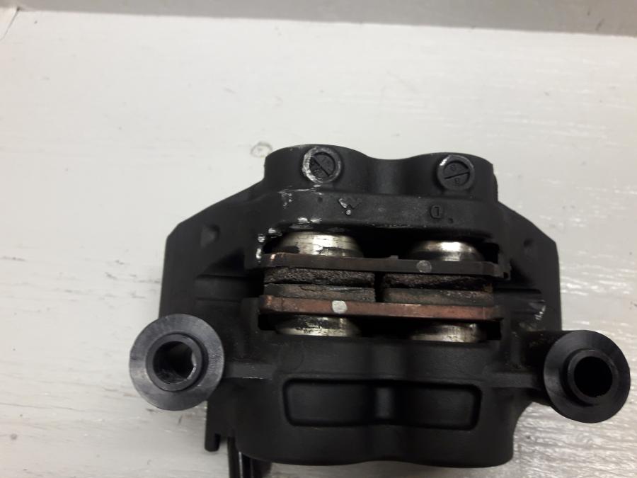 Baksidan på Bromsok från en Yamaha XSR 900 -2016 motorcykel.