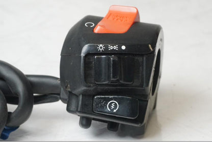 Baksidan på <p>Styrelreglage höger från Honda CBR 600 F 1997.</p>

<p>Med ljusbrytare.</p> motorcykel.