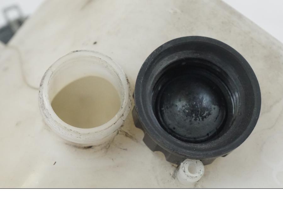 Snett nerifrån på Vattenexpansionskärl från en Kawasaki ER-6F -2010 motorcykel.