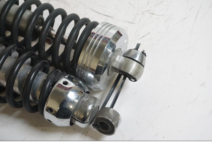 Baksidan på Stötdämpare från en Yamaha V-MAX 1200 -1997 motorcykel.