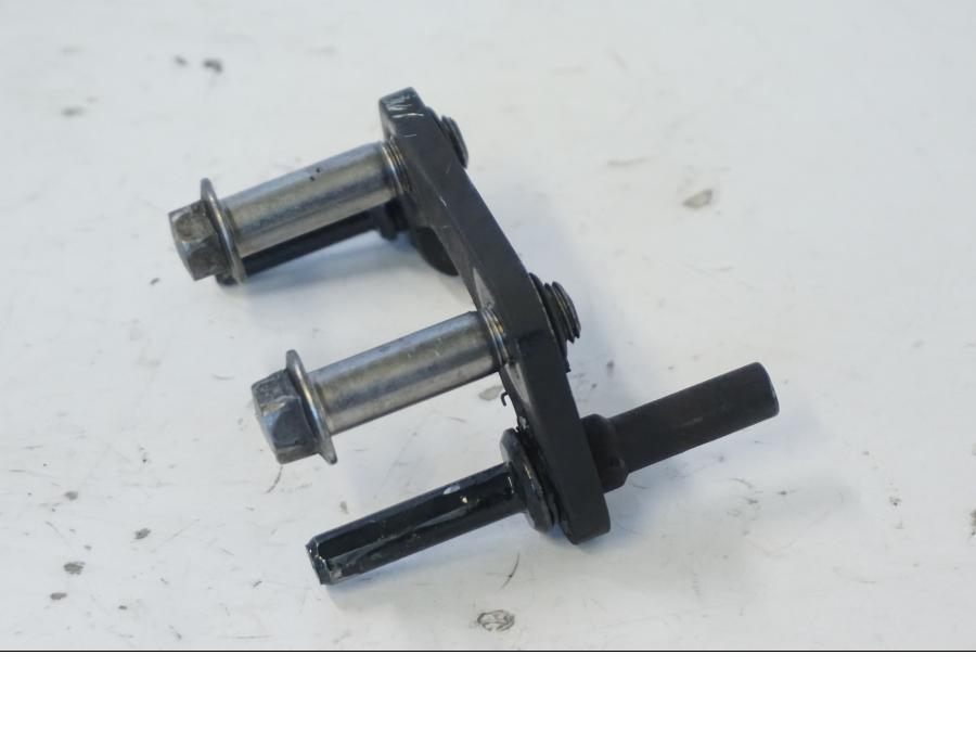 Snett nerifrån på Bromsoksfäste från en Kawasaki ER-6N -2012 motorcykel.