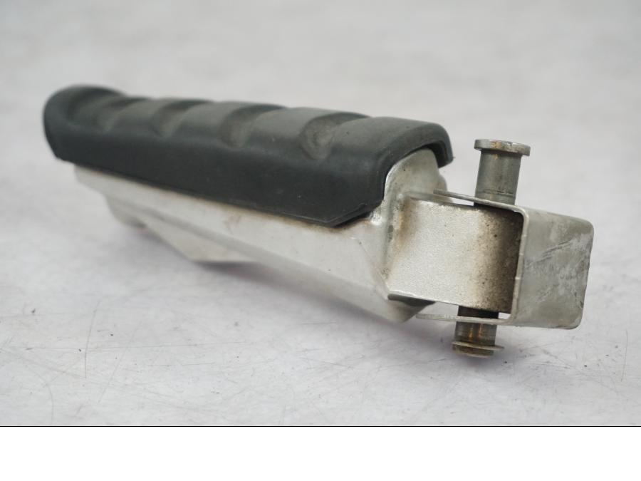 Snett nerifrån på Fotpinne från en BMW R 1200 R -2007 motorcykel.