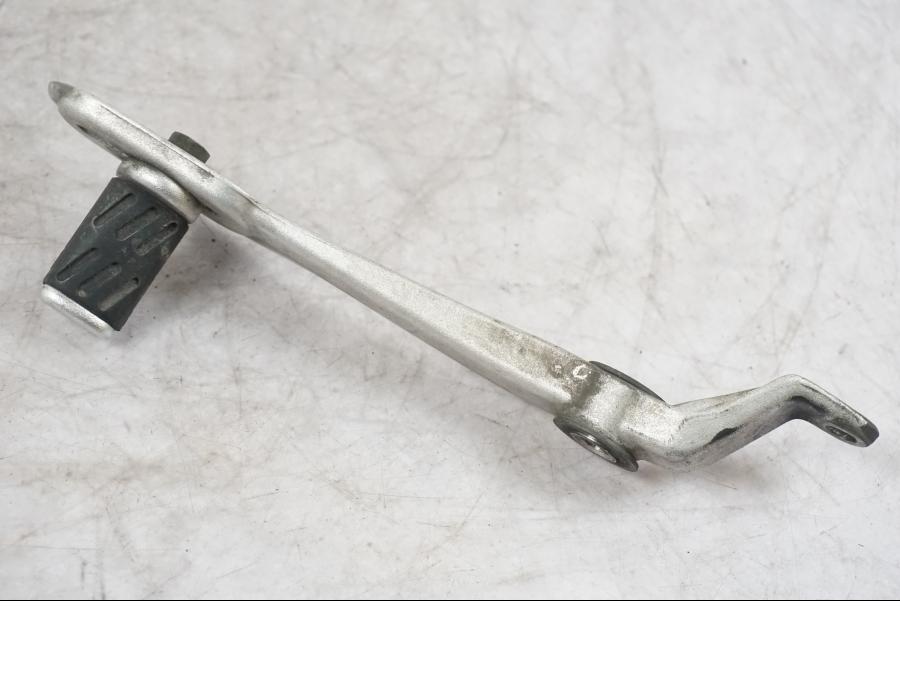 Snett nerifrån på Bromspedal från en Buell 1125 R -2008 motorcykel.