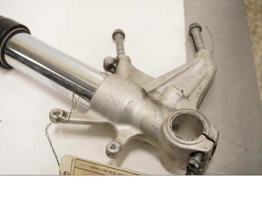 Baksidan på Gaffelben från en KTM RC8 -2008 motorcykel.