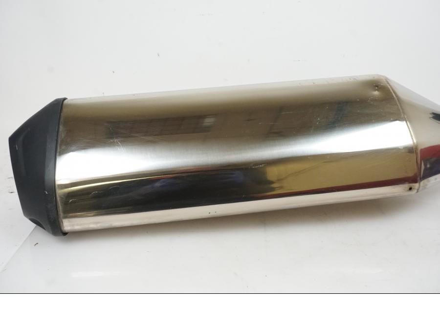 Snett nerifrån på Ljuddämpare från en Triumph Sprint GT -2011 motorcykel.