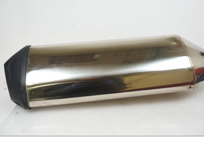 Snett nerifrån på Ljuddämpare från en Triumph Sprint GT -2011 motorcykel.