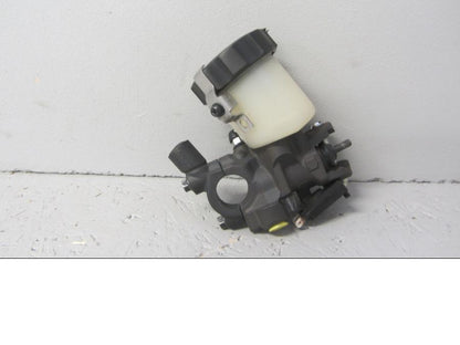 Framsidan på Bromshuvudcylinder från en Honda CB 1000 R -2010 motorcykel.