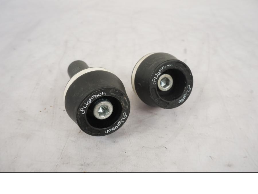 Framsidan på Kraschpuckar från en Kawasaki ER-6N -2012 motorcykel.