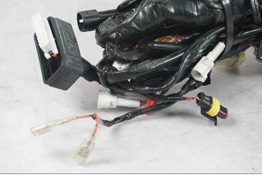 Baksidan på Kabelstam från en KTM 690 Duke -2015 motorcykel.