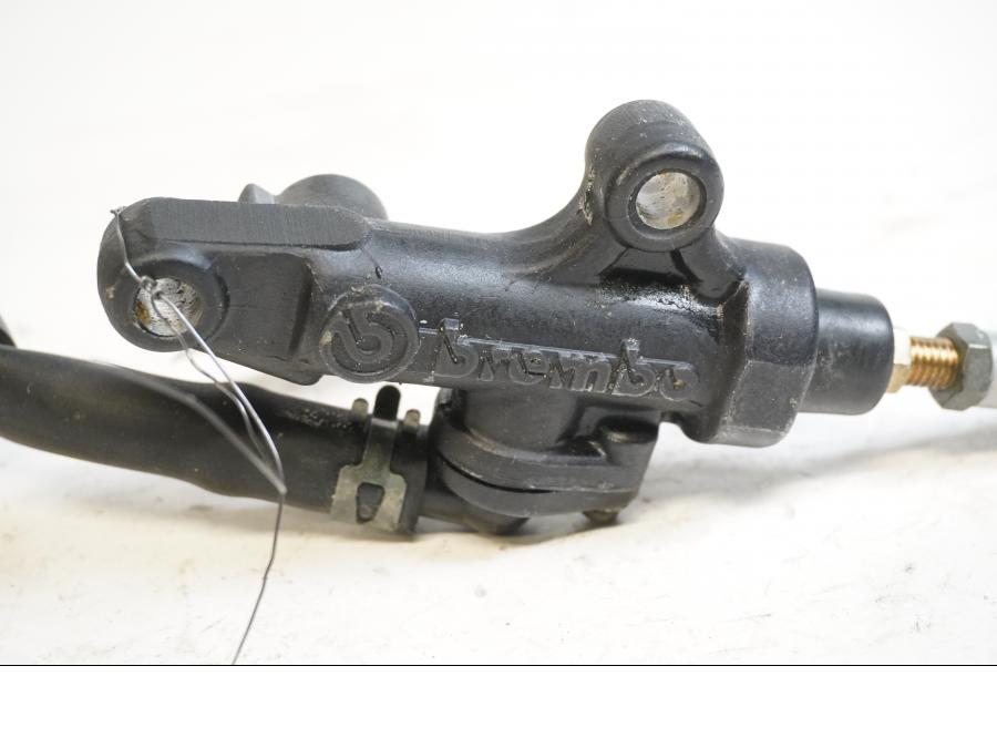 Baksidan på Bromshuvudcylinder från en Yamaha YZF R6 -2000 motorcykel.