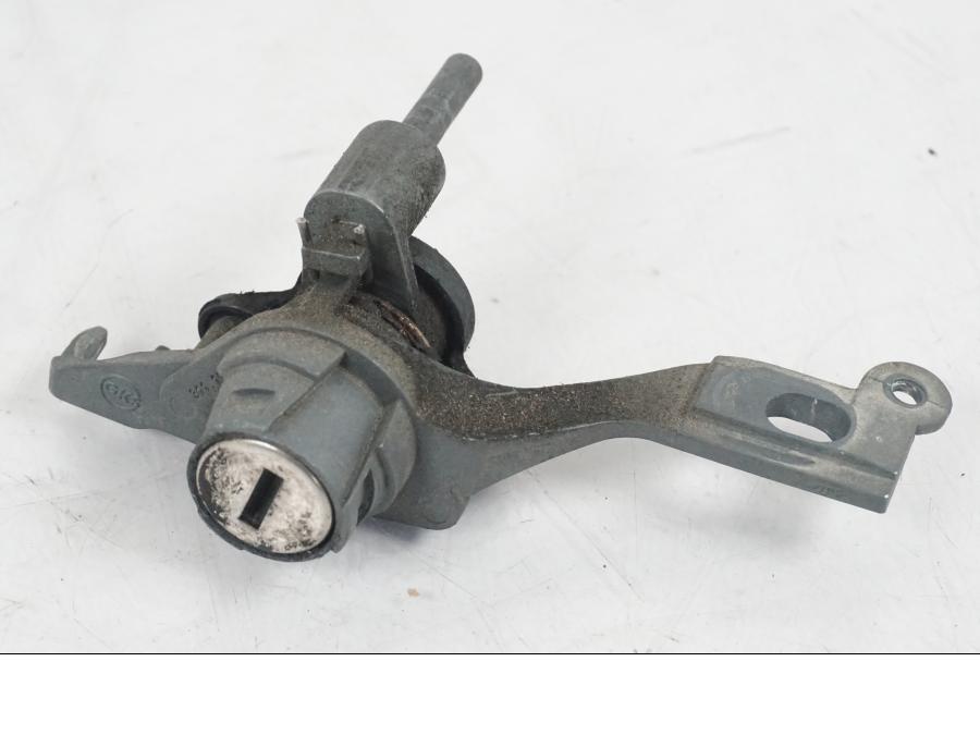 Vänster sida på <p>Låssats från BMW R 1200 GS 2007.</p>

<p>Med tändningslås, tanklock, sadellås, 1st nyckel</p> motorcykel.