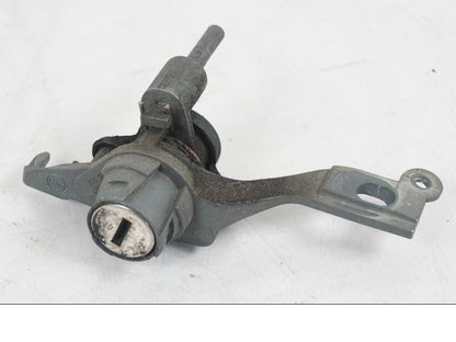 Vänster sida på <p>Låssats från BMW R 1200 GS 2007.</p>

<p>Med tändningslås, tanklock, sadellås, 1st nyckel</p> motorcykel.