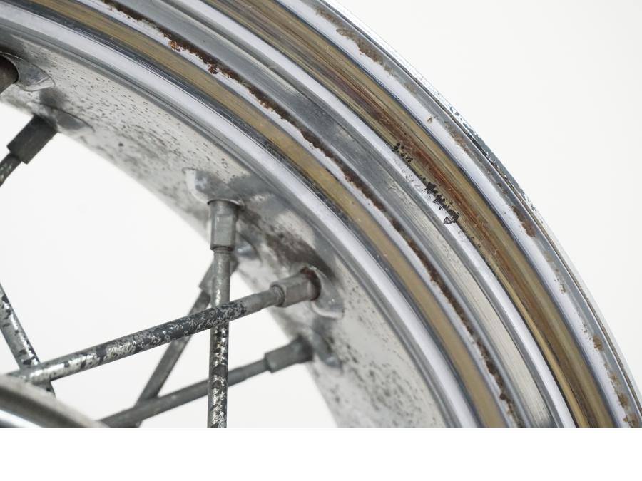 Snett uppifrån på Fälg från en Yamaha XVS 1100 -2000 motorcykel.