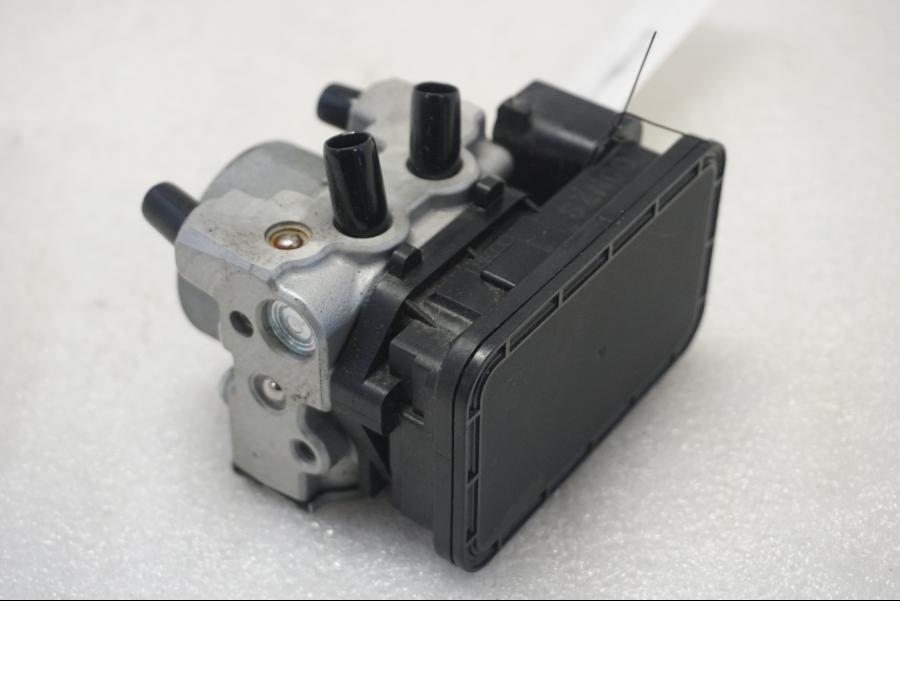 Baksidan på ABS Modulator från en Suzuki SV 650 -2016 motorcykel.