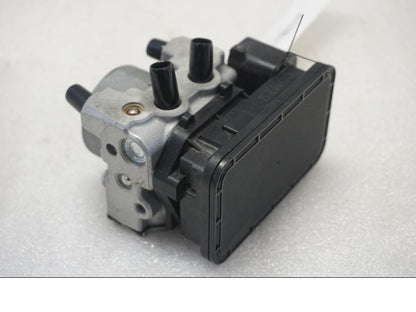 Baksidan på ABS Modulator från en Suzuki SV 650 -2016 motorcykel.