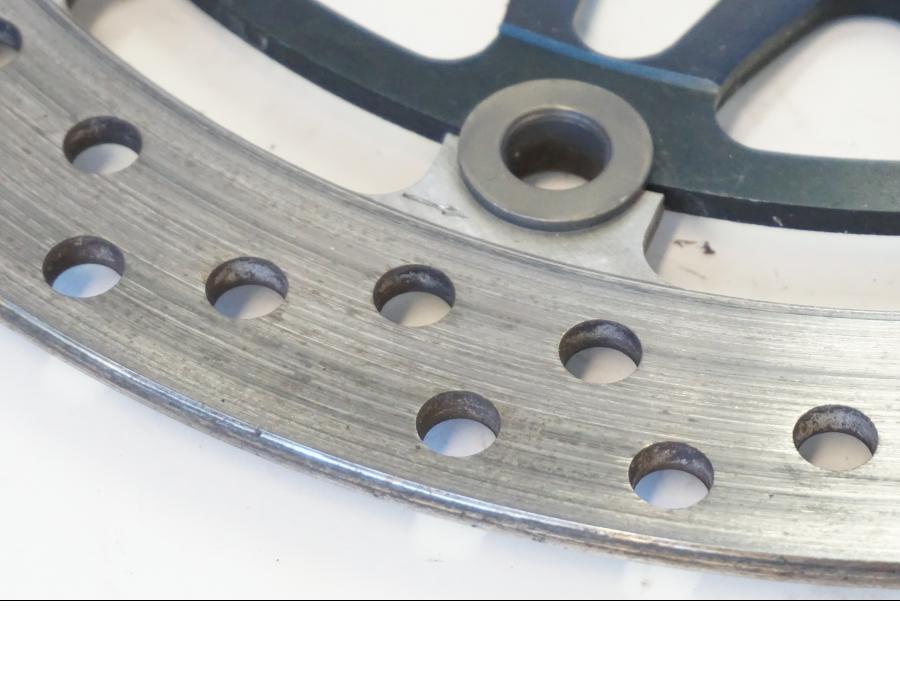 Snett uppifrån på Bromsskiva från en Honda CBR 900 RR -2001 motorcykel.