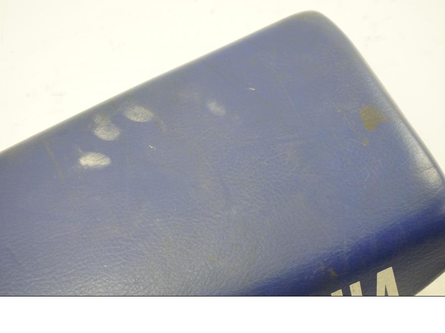 Vänster sida på Sadel från en Yamaha DT 125 -2002 motorcykel.