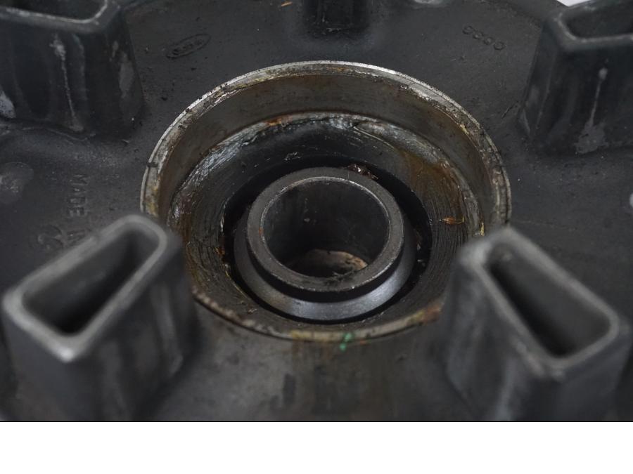 Snett nerifrån på Drevfäste från en Kawasaki ZZ-R 1400 -2009 motorcykel.