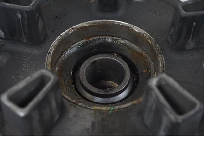 Snett nerifrån på Drevfäste från en Kawasaki ZZ-R 1400 -2009 motorcykel.