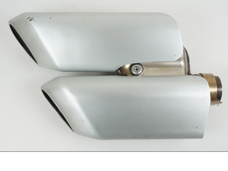 Snett nerifrån på Ljuddämpare från en Ducati Multistrada 1260 -2019 motorcykel.