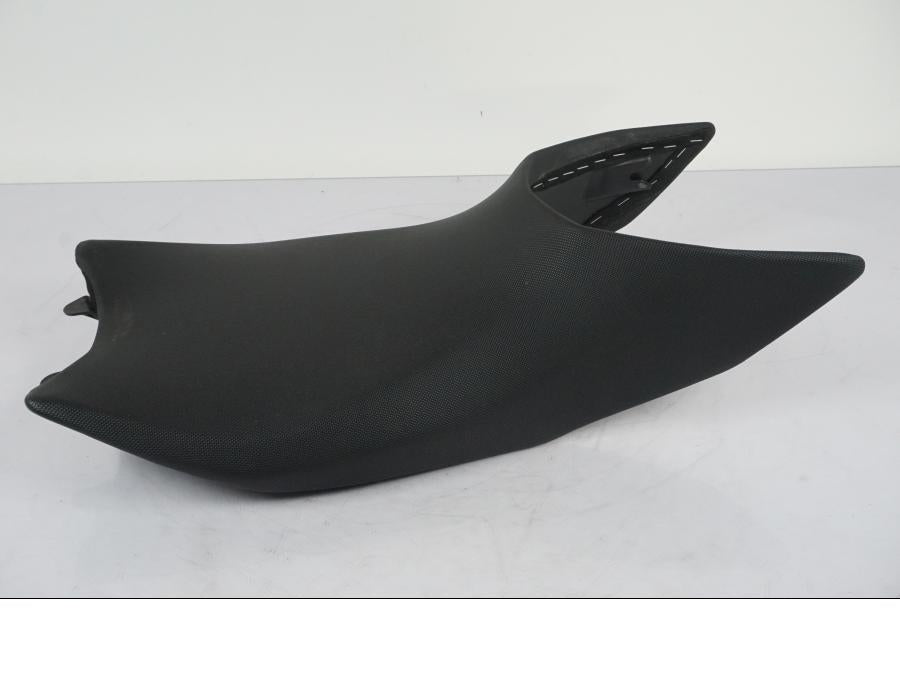 Baksidan på Sadel från en KTM 1290 Super Duke R -2015 motorcykel.