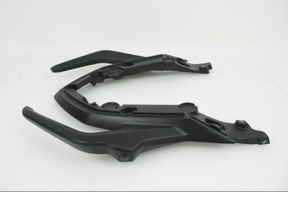 Baksidan på Passagerarhandtag från en BMW F 900 R -2019 motorcykel.