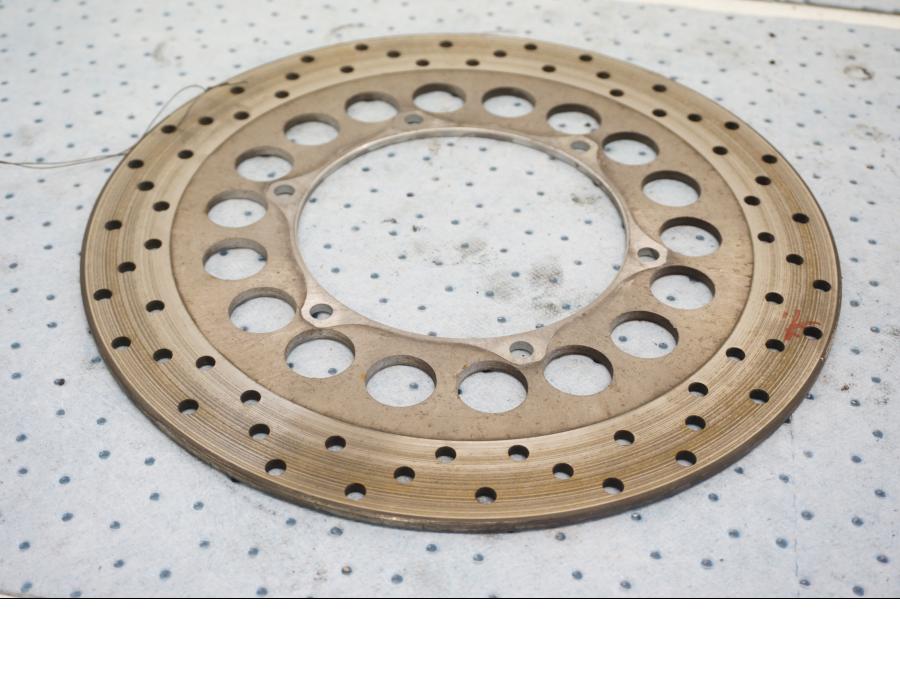 Baksidan på Bromsskiva från en Yamaha XV 1600 -1999 motorcykel.