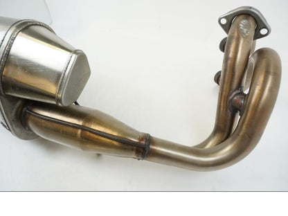 Snett uppifrån på Avgassystem från en Kawasaki ER-6N -2012 motorcykel.