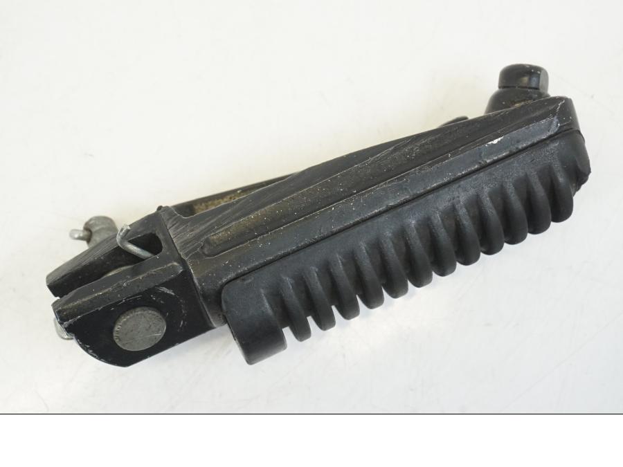 Vänster sida på Fotpinne från en Yamaha XV 1700 -2004 motorcykel.