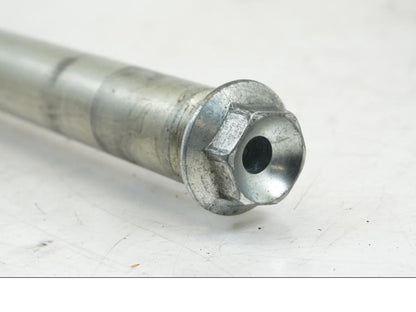 Vänster sida på Axel från en Suzuki GSX-R 750 -2008 motorcykel.