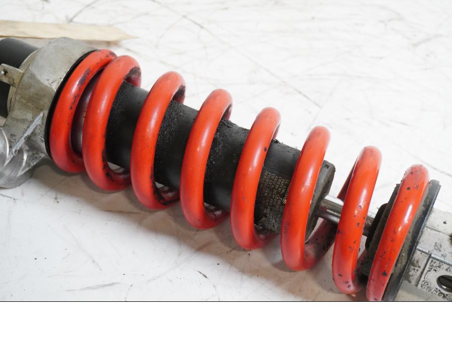 Höger sida på Stötdämpare från en Triumph Sprint ST -2007 motorcykel.