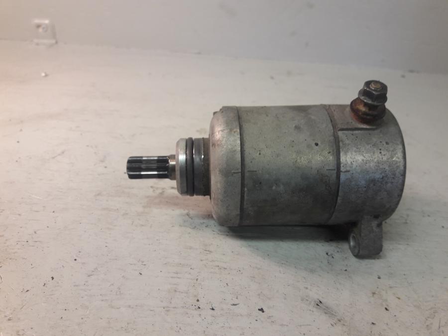 Framsidan på Startmotor från en Honda CBR 125 R -2008 motorcykel.