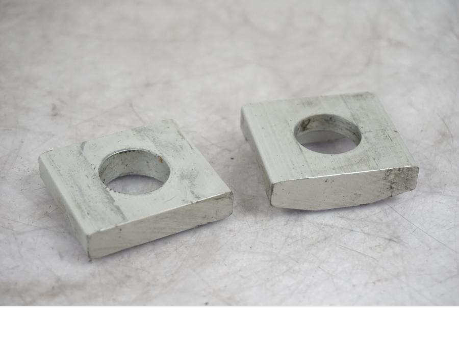 Höger sida på Styrplatta från en Triumph Tiger -2009 motorcykel.