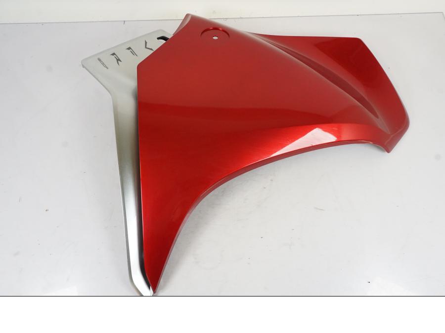 Framsidan på Sidkåpa från en Honda VFR 1200 -2010 motorcykel.