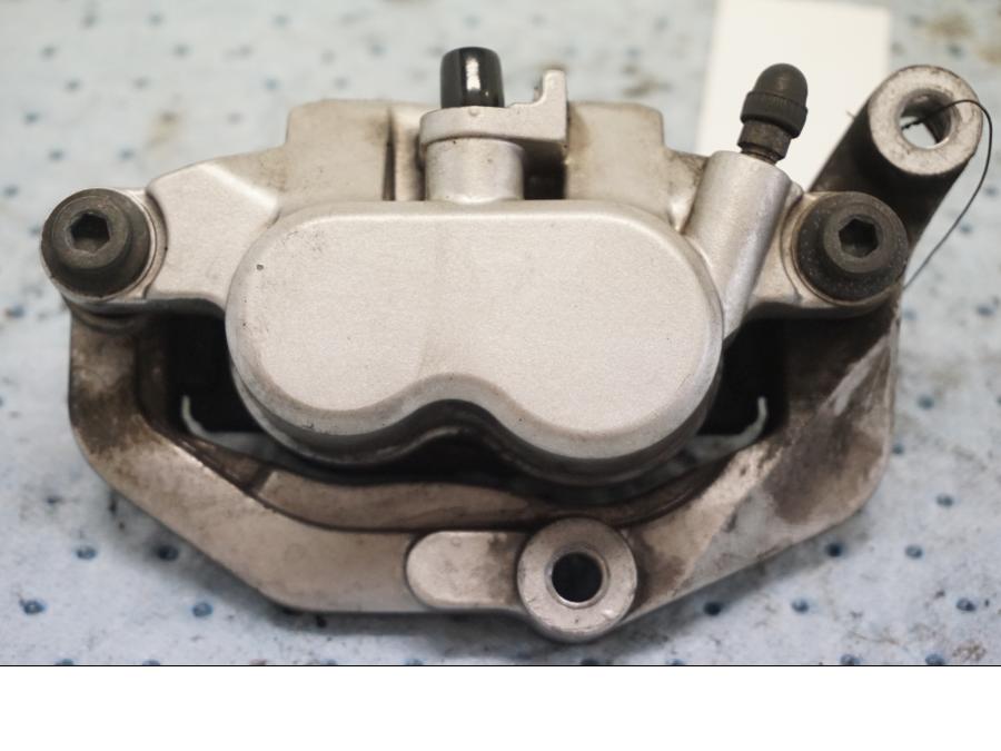 Framsidan på Bromsok från en Yamaha XV 1600 -1999 motorcykel.