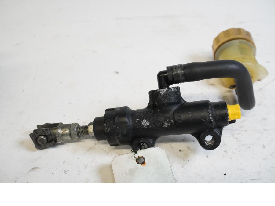 Framsidan på Bromshuvudcylinder från en Triumph Daytona 675 -2010 motorcykel.