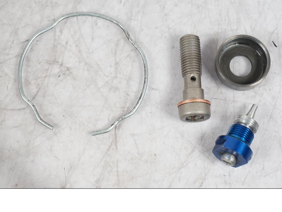 Baksidan på Gaffelbensdelar från en Buell 1125 R -2008 motorcykel.