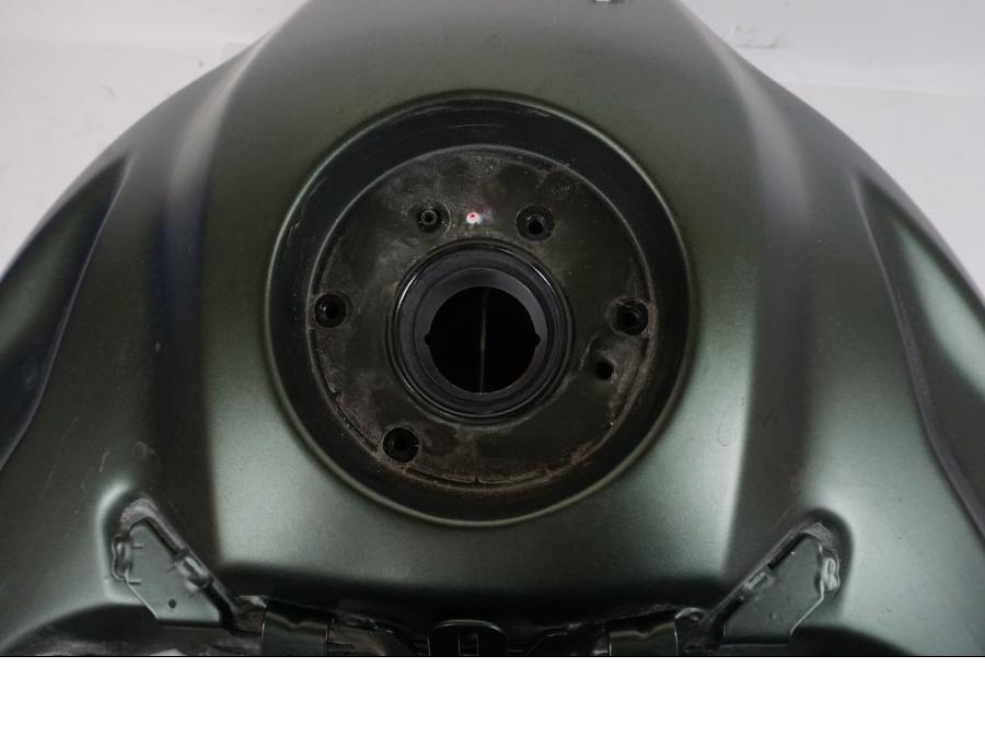 Snett nerifrån på Bensintank från en Triumph Tiger 900 Rally PRO -2022 motorcykel.