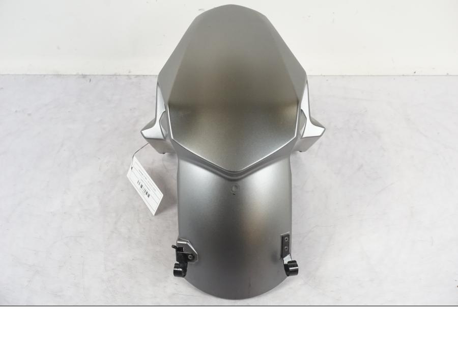 Snett nerifrån på Framskärm från en Kawasaki Z 900 -2019 motorcykel.