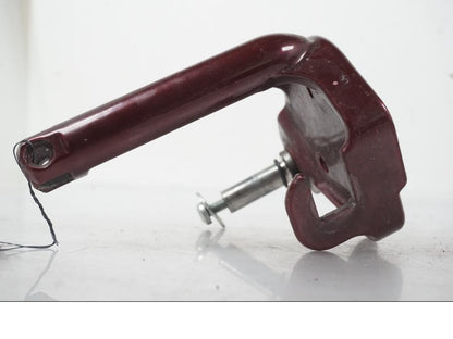 Snett nerifrån på Fotpinnefäste från en H-D Softail FXCW Rocker -2008 motorcykel.