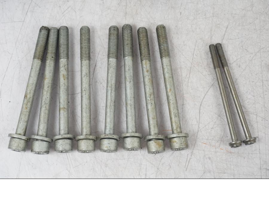 Snett nerifrån på Skruv / Mutter etc från en BMW R 1200 GS -2018 motorcykel.