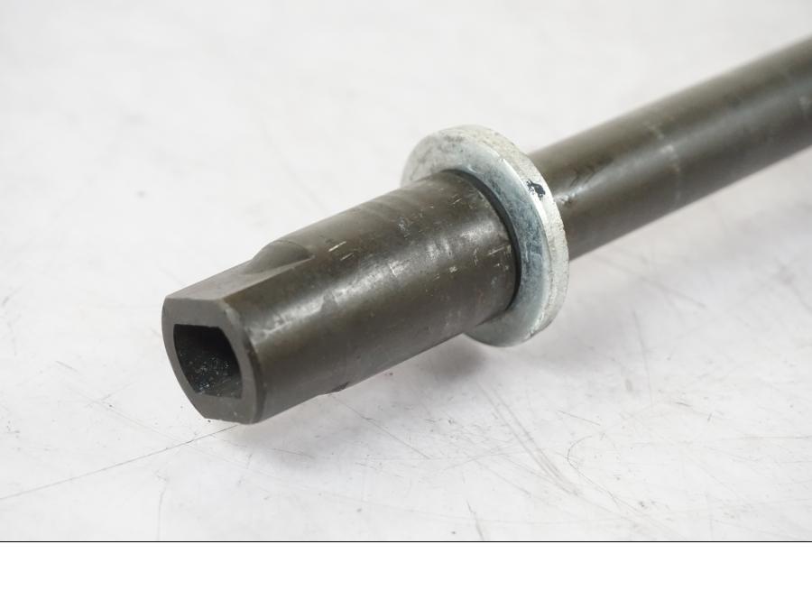 Höger sida på Axel från en Yamaha XVS 1100 -2004 motorcykel.