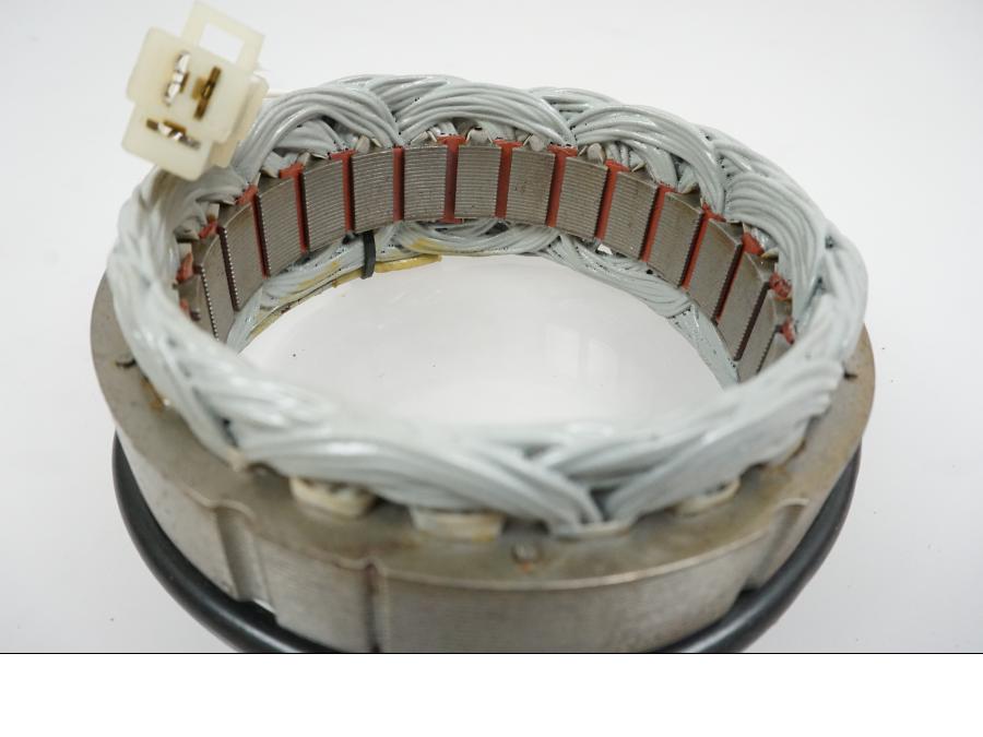 Höger sida på Generator från en Yamaha XJ 900 -1998 motorcykel.